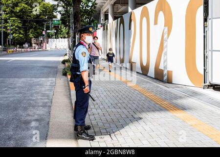 Tokyo, Japon. 03ème août 2021. Un policier debout devant le stade olympique national de Tokyo. Crédit : SOPA Images Limited/Alamy Live News Banque D'Images