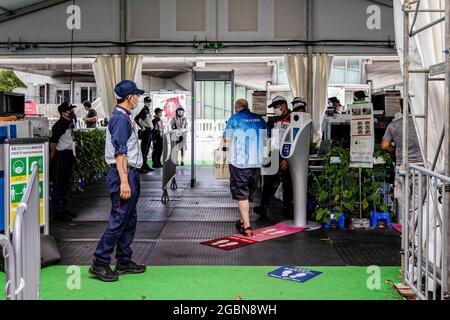 Tokyo, Japon. 03ème août 2021. Le personnel de sécurité vu à l'accès au stade olympique national de Tokyo pour les athlètes et autres participants. Crédit : SOPA Images Limited/Alamy Live News Banque D'Images