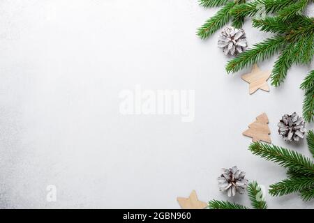 Composition de Noël. Branches de sapin avec boules de noël rouges sur fond blanc. Vue de dessus. Espace de copie - image Banque D'Images