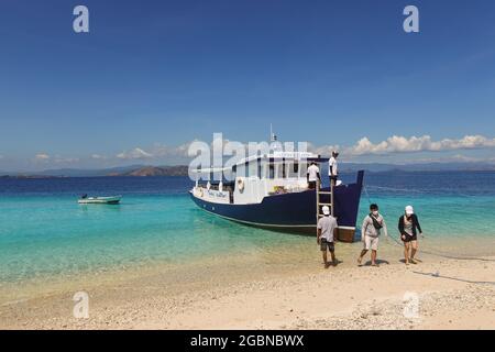 Labuan Bajo, Indonésie - juin 30 2021: Les touristes se dismark d'un bateau à la destination de l'île Pirate au large de la côte de Labuan Bajo à Flores in Banque D'Images