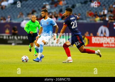 Chicago, États-Unis, 04 août 2021. Major League Soccer (MLS) New York City le FC Valentiín Castellanos (11) a l'air de passer le ballon contre Mauricio Pineda (22) du FC Chicago Fire au Soldier Field de Chicago, il, États-Unis. Credit: Tony Gadomski / toutes les images de sport / Alamy Live News Banque D'Images