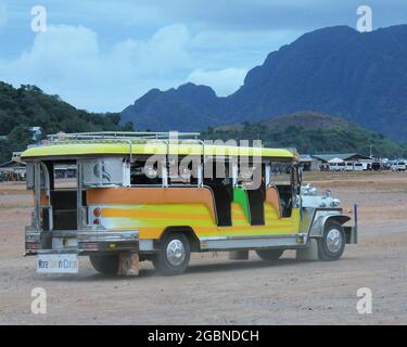 Le moyen le plus économique de se déplacer aux Philippines, un Jeepney Banque D'Images