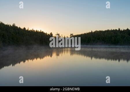 Le matin brille avant le lever du soleil sur le lac Jenny dans les eaux limitrophes au Minnesota Banque D'Images