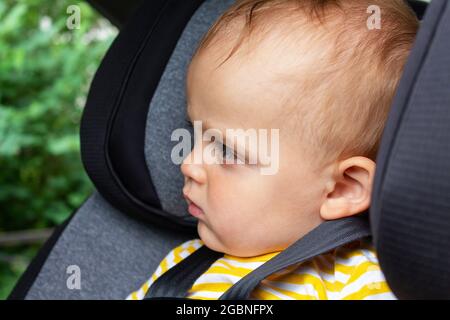 Bébé garçon dans le siège de voiture. Sécurité des enfants Banque D'Images