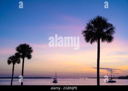 Lever de soleil coloré avec des voiliers hant dans la baie de Matanzas vu de Castillo de San Marcos à Saint Augustine, Floride. (ÉTATS-UNIS) Banque D'Images