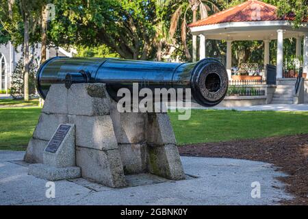 Exposition de Cannon sur la Plaza de la Constitucion, le plus ancien parc public des États-Unis, dans la vieille ville de St. Augustine, Floride. (ÉTATS-UNIS) Banque D'Images