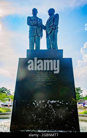 Une sculpture de Joseph Langan et John Leflore se tient à Unity point, le 1er août 2021, à Mobile, Alabama. Banque D'Images