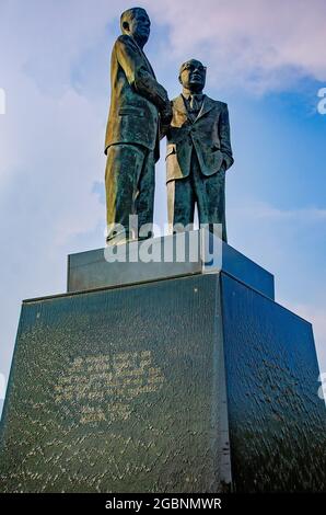 Une sculpture de Joseph Langan et John Leflore se tient à Unity point, le 1er août 2021, à Mobile, Alabama. Banque D'Images