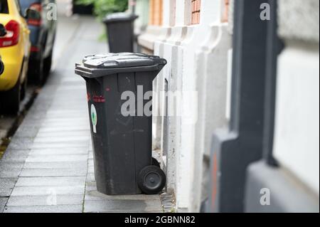 Bonn, Allemagne. 03ème août 2021. Des poubelles se trouvent dans une rue à Bonn. L'Association des contribuables de la Rhénanie-du-Nord-Westphalie présentera une comparaison des charges de déchets et d'eaux usées à l'échelle de l'État en 2021. Credit: Federico Gambarini/dpa/Alay Live News Banque D'Images