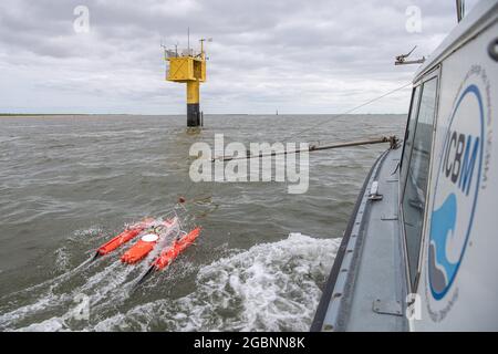 Nordsee, Allemagne. 22 juillet 2021. Un appareil de mesure du courant est remorqué par le navire de recherche 'Otzum', qui relie Neuharlingersiel et Spiekeroog. Le projet "Gute Küste" des universités de Hanovre, Oldenburg et Braunschweig vise à étudier comment la protection côtière et la protection des écosystèmes peuvent être réconciliés et fonctionnent également à long terme. Les chercheurs utilisent ce que l'on appelle des laboratoires réels à cette fin. Credit: Sina Schuldt/dpa/Alay Live News Banque D'Images