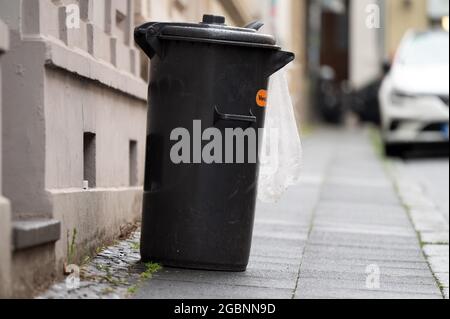 Bonn, Allemagne. 03ème août 2021. Des poubelles se trouvent dans une rue à Bonn. L'Association des contribuables de la Rhénanie-du-Nord-Westphalie présentera une comparaison des charges de déchets et d'eaux usées à l'échelle de l'État en 2021. Credit: Federico Gambarini/dpa/Alay Live News Banque D'Images