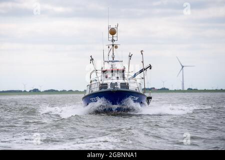 Nordsee, Allemagne. 22 juillet 2021. Le navire de recherche 'Otzum' navigue entre Neuharlingersiel et Spiekeroog. Le projet "Gute Küste" des universités de Hanovre, Oldenburg et Braunschweig vise à étudier comment la protection côtière et la protection des écosystèmes peuvent être réconciliés et fonctionnent également à long terme. À cette fin, les chercheurs utilisent ce que l'on appelle des laboratoires réels. (À dpa 'nature en tant qu'allié: Les chercheurs testent la protection côtière de demain') Credit: Sina Schuldt/dpa/Alamy Live News Banque D'Images