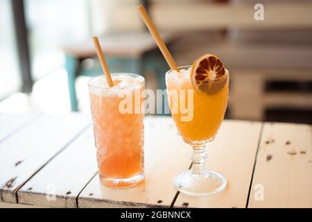 Vue en gros plan de deux cocktails différents dans des verres à côté l'un de l'autre sur la table Banque D'Images