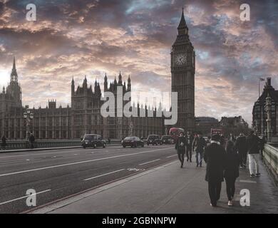 LONDRES, ROYAUME-UNI - 10 décembre 2015 : gros plan de personnes marchant près de Big Ben à Londres, Angleterre Banque D'Images