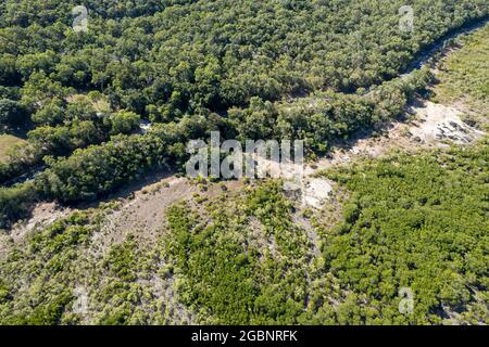 Vue aérienne sur les mangroves à marée basse et à côté d'une route sur une route touristique vers une plage. Cape Hillsborough, Queensland, Australie Banque D'Images