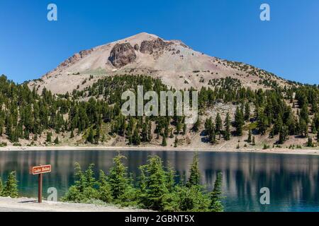 Lac Helen et Lassen Peak en été, parc national volcanique de Lassen, Californie Banque D'Images