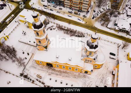 Vue aérienne de la cathédrale orthodoxe d'intercession à Penza le jour d'hiver Banque D'Images