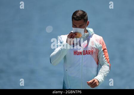 Tokio, Japon. 05 août 2021. Canoë : Jeux Olympiques, kayak simple, 200m, hommes, finale sur la voie navigable Sea Forest. Sandor Totka de Hongrie avec sa médaille d'or à la cérémonie de remise des prix. Credit: Jan Woitas/dpa/Alay Live News Banque D'Images