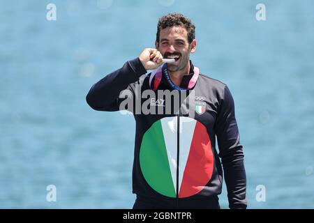 Tokio, Japon. 05 août 2021. Canoë : Jeux Olympiques, kayak simple, 200m, hommes, finale sur la voie navigable Sea Forest. Manfredi Rizza d'Italie avec sa médaille d'argent à la cérémonie de remise des prix. Credit: Jan Woitas/dpa/Alay Live News Banque D'Images