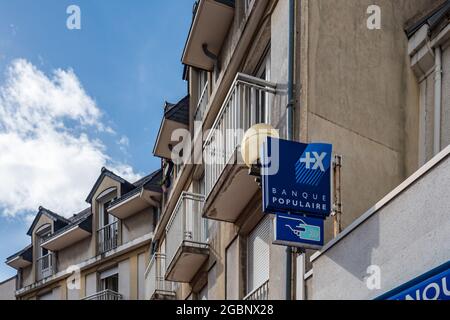 SABLE, FRANCE - 22 juillet 2021 : une vue du logo de la Banque populaire française sur la façade du Front Store avec une enseigne à sable, pour les investissements bancaires argent Banque D'Images