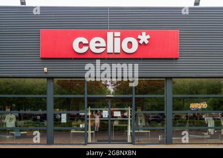 LA FLECHE, FRANCE - 21 juillet 2021 : une vue du logo CELIO sur le Front Store de la boutique française avec une enseigne à Fleche, France pour les vêtements et les vêtements selon Banque D'Images