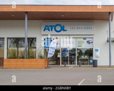 LA FLECHE, FRANCE - 21 juillet 2021: Une vue d'ATOL eyecare Front Store façade de la boutique française avec logo à Fleche, France pour lunettes, contactez le Banque D'Images