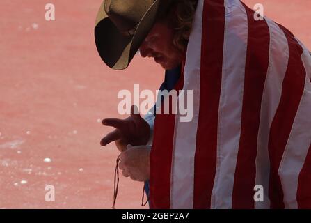 Tokyo, Japon. 05 août 2021. Le gagnant de la médaille d'or Ryan Crouser des États-Unis retire de la bande de ses mains après la finale de la mise de la photo masculine à la compétition d'athlétisme lors des Jeux olympiques d'été de Tokyo à Tokyo, au Japon, le jeudi 5 août 2021. Photo de Bob Strong/UPI. Crédit : UPI/Alay Live News Banque D'Images