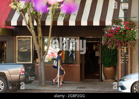 Un couple de marche après l'emplacement de West Seattle de Bakery Nouveau à Seattle, WA. Banque D'Images