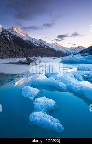 Icebergs dans le lac Tasman, parc national Aoraki Mount Cook, Nouvelle-Zélande Banque D'Images