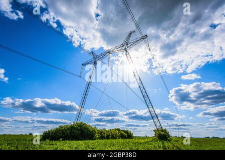 Strilky, Ukraine. 04e août 2021. Une vue sur les lignes électriques, les transmissions électriques dans un champ dans l'ouest de l'Ukraine. (Photo de Mykola TYS/SOPA Images/Sipa USA) crédit: SIPA USA/Alay Live News Banque D'Images