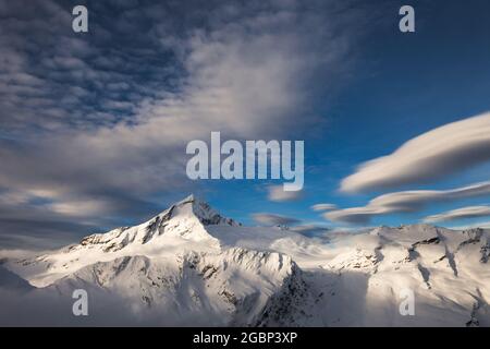 Nuage du soir au-dessus du Mont Aspiring, du Mont French et du glacier Bonar. Mount Aspiring National Park, Nouvelle-Zélande Banque D'Images