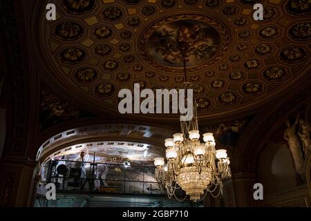 Washington, États-Unis d'Amérique. 04e août 2021. Les travailleurs restaurent les œuvres d'art au plafond de la salle d'accueil du Sénat au Capitole des États-Unis à Washington, DC, le mercredi 4 août 2021. Crédit: Rod Lamkey/CNP/Sipa USA crédit: SIPA USA/Alay Live News Banque D'Images