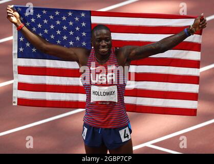 Tokyo, Japon. 05 août 2021. Grant Holloway, médaillé d'argent des États-Unis, pose pour des photos après les finales de 110m haies des hommes lors de la compétition Athlétique lors des Jeux Olympiques d'été de Tokyo, au Japon, le jeudi 5 août 2021. Hansle parchemin de la Jamaïque a remporté la médaille d'or et Ronald Levy de la Jamaïque a gagné le bronze. Photo de Bob Strong/UPI. Crédit : UPI/Alay Live News Banque D'Images