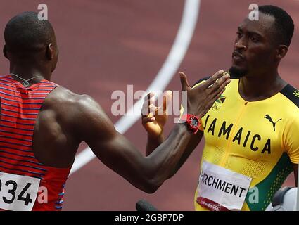 Tokyo, Japon. 05 août 2021. Grant Holloway, médaillé d'argent des États-Unis, félicite Hanse Parchemin, médaillé d'or de la Jamaïque, après les finales de 110 m haies des hommes à la compétition d'athlétisme lors des Jeux olympiques d'été de Tokyo à Tokyo, au Japon, le jeudi 5 août 2021. Photo de Bob Strong/UPI. Crédit : UPI/Alay Live News Banque D'Images