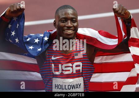 Tokyo, Japon. 05 août 2021. Grant Holloway, médaillé d'argent des États-Unis, pose pour des photos après les finales de 110m haies des hommes lors de la compétition Athlétique lors des Jeux Olympiques d'été de Tokyo, au Japon, le jeudi 5 août 2021. Hansle parchemin de la Jamaïque a remporté la médaille d'or et Ronald Levy de la Jamaïque a gagné le bronze. Photo de Bob Strong/UPI. Crédit : UPI/Alay Live News Banque D'Images