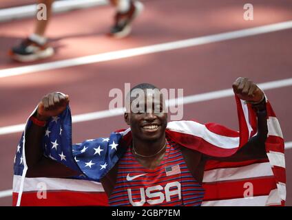 Tokyo, Japon. 05 août 2021. Grant Holloway, médaillé d'argent des États-Unis, pose pour des photos après les finales de 110m haies des hommes lors de la compétition Athlétique lors des Jeux Olympiques d'été de Tokyo, au Japon, le jeudi 5 août 2021. Hansle parchemin de la Jamaïque a remporté la médaille d'or et Ronald Levy de la Jamaïque a gagné le bronze. Photo de Bob Strong/UPI. Crédit : UPI/Alay Live News Banque D'Images