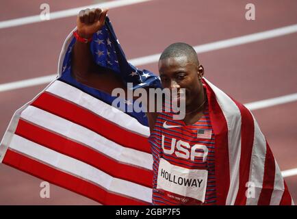 Tokyo, Japon. 05 août 2021. Grant Holloway, médaillé d'argent des États-Unis, pose pour des photos après les finales de 110m haies des hommes lors de la compétition Athlétique lors des Jeux Olympiques d'été de Tokyo, au Japon, le jeudi 5 août 2021. Hansle parchemin de la Jamaïque a remporté la médaille d'or et Ronald Levy de la Jamaïque a gagné le bronze. Photo de Bob Strong/UPI. Crédit : UPI/Alay Live News Banque D'Images