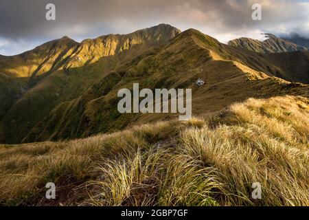 Tarn Ridge Hut avec Girdlestone et Brockett, Northern Crossing, chaîne de Tararua Banque D'Images