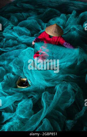 XIAPU, CHINE – DEC 09, 2019 : une femme locale qui se charpente de filets de pêche à Xiapu, province chinoise du Fujian Banque D'Images