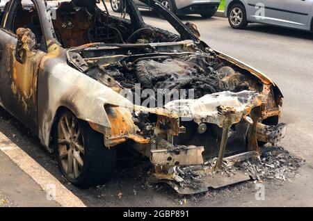 Voiture brûlée sur le côté de la route Banque D'Images
