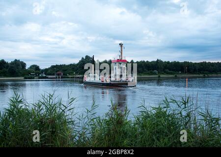 05 août 2021, Schleswig-Holstein, Fischerhütte: Le ferry 'Tilsit' traverse le canal de Kiel le matin sous un ciel nuageux. Photo: Daniel Bockwoldt/dpa/Daniel Bockwoldt Banque D'Images