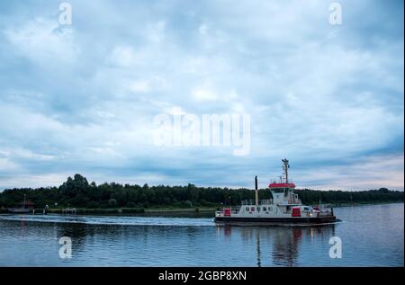 05 août 2021, Schleswig-Holstein, Fischerhütte: Le ferry 'Tilsit' traverse le canal de Kiel le matin sous un ciel nuageux. Photo: Daniel Bockwoldt/dpa/Daniel Bockwoldt Banque D'Images