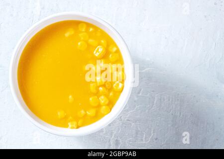 Soupe de crème de maïs douce, prise par le dessus avec un endroit pour le texte. Crowder de maïs végétalien, nourriture saine Banque D'Images