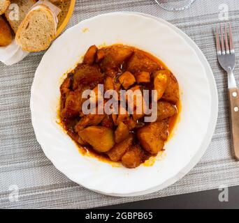 Patatas con sépia, bouchées avec des pommes de terre Banque D'Images