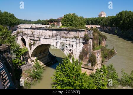 Les ruines de l'arche de pierre du pont Ponte Emilio o Ponte Rotto dans le Tibre à Rome, Italie. Banque D'Images