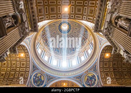 La lumière divine et dorée traverse le dôme doré central de l'église de la basilique Saint-Pierre à la Cité du Vatican. À Rome, Italie. Banque D'Images