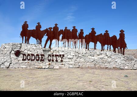 Géographie / voyage, États-Unis, Kansas, Dodge City, cowboys at place-name sign, Dodge City, Kansas, DROITS-SUPPLÉMENTAIRES-AUTORISATION-INFO-NON-DISPONIBLE Banque D'Images