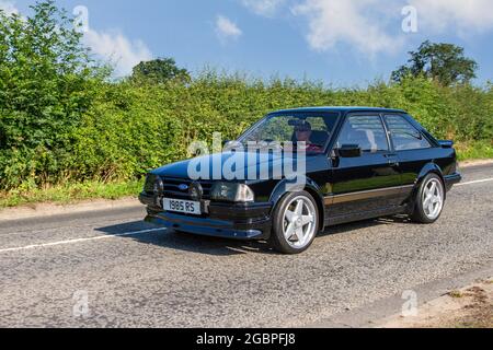 1985 80s Ford GL RS Turbo 1597cc essence 2DR noire voiture de sport en route vers Capesthorne Hall Classic July car show, Cheshire, Royaume-Uni Banque D'Images