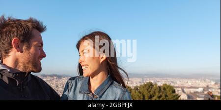 Jeune couple amoureux de rire ensemble sur la ville en plein air date. Rencontres à Barcelone, Espagne. Relation interraciale entre la femme asiatique et le Caucase Banque D'Images