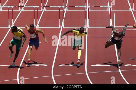 Tokyo, Japon. 05 août 2021. Hansle parchemin de la Jamaïque (L), Devon Allen des États-Unis (2e L), Ronald Levy de la Jamaïque et Grant Holloway des États-Unis (R) se fente pour la ligne d'arrivée en finale des haies de 110m masculin lors de la compétition Athlétique lors des Jeux Olympiques d'été de Tokyo à Tokyo, au Japon, jeudi, 5 août 2021. Parchemin a remporté la médaille d'or, Holloway a gagné l'argent et Levy a gagné le bronze. Photo de Bob Strong/UPI. Crédit : UPI/Alay Live News Banque D'Images